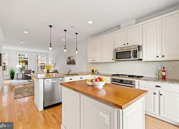 3rd image of 9436 Canonbury Sq