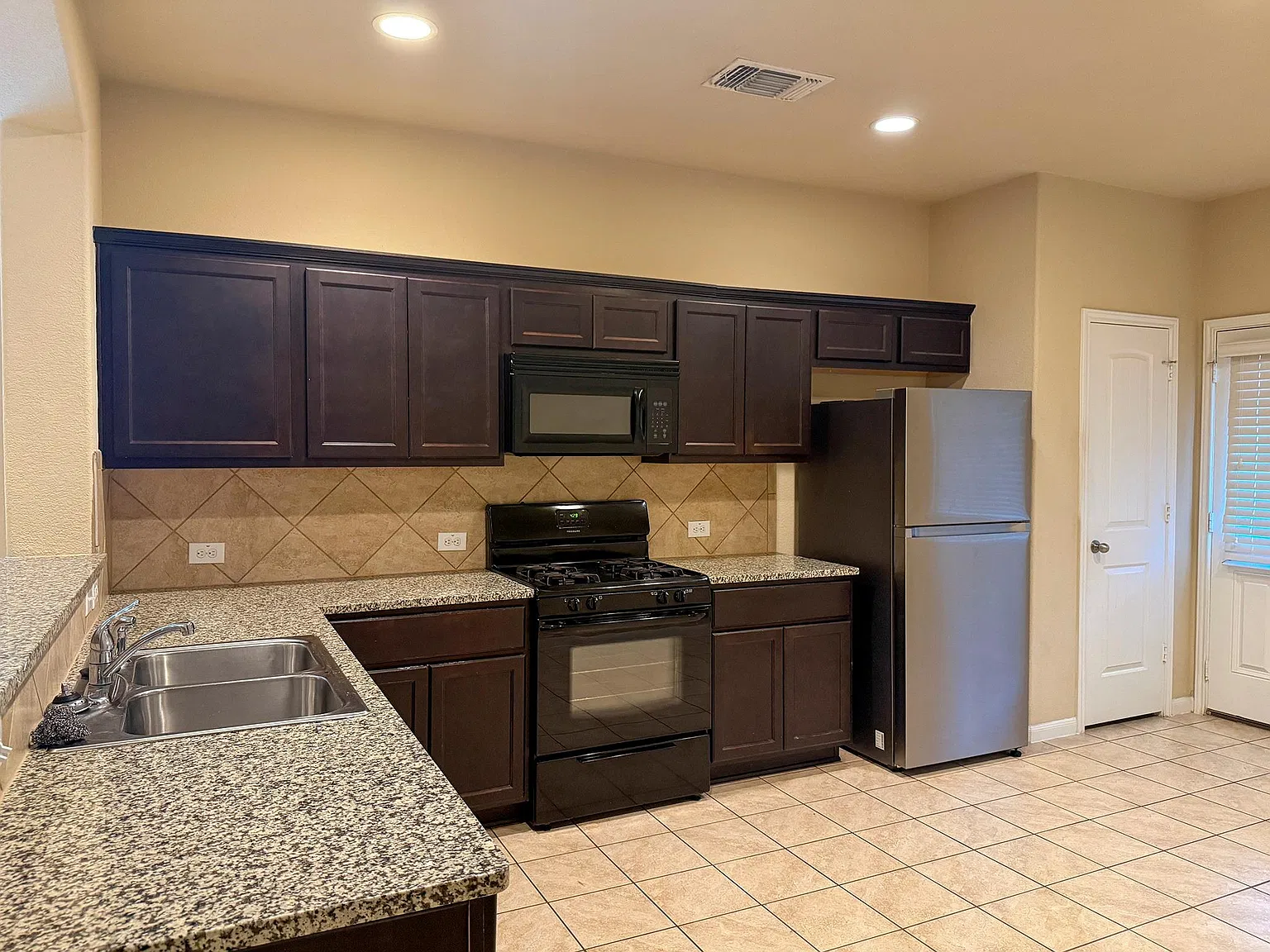 5 bed, 2.5 bath, 2120 sqft, $2,149 — Photo 3