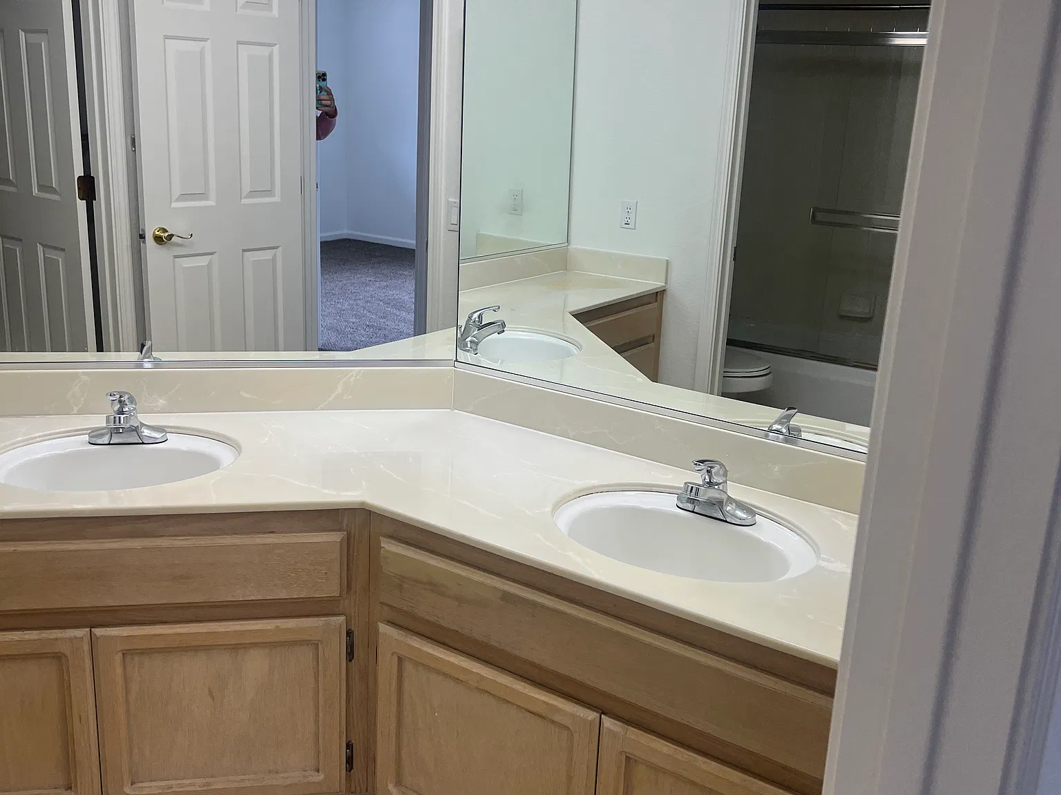 4 bed, 2.5 bath, 2436 sqft, $3,200 — Photo 3