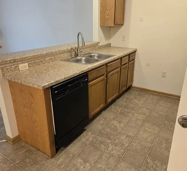 Lakewood Heights Apartments — Photo 10