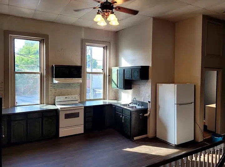 3 bed, 1.5 bath, 2800 sqft, $1,400 — Photo 3