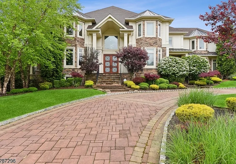 14 Michelle Ln — Photo 1