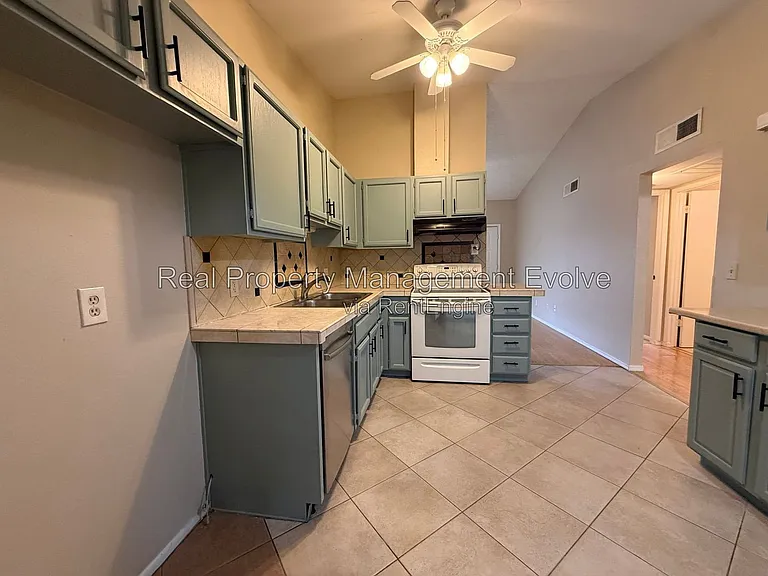 513 E Wickieup Ln — Photo 7