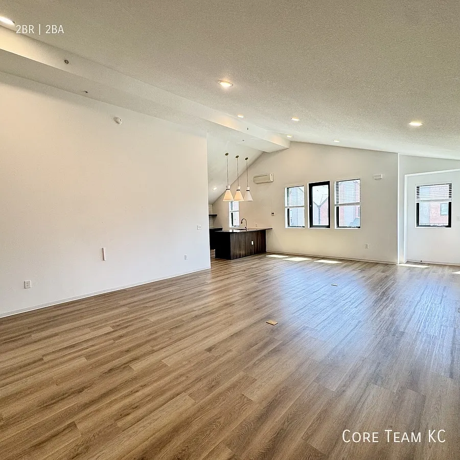 Top Floor 1500 SF 2 Bedroom — Photo 4