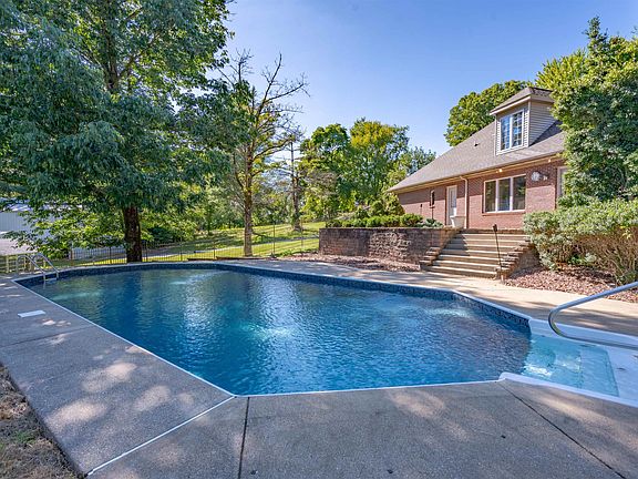 2nd image of 812 Wood Creek Ln