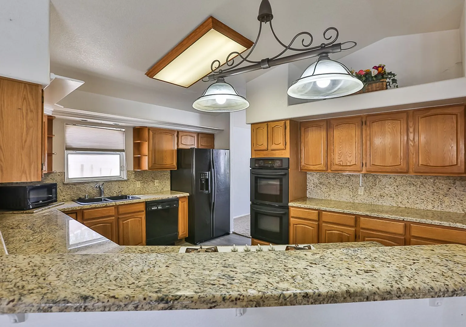 One Story home! 4 beds, pool spa, 3 car garage w/workshop. RV parking. Granite counters — Photo 2