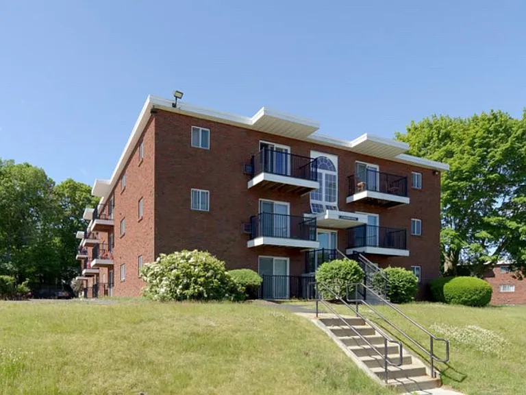 Highland House Apartments — Photo 2