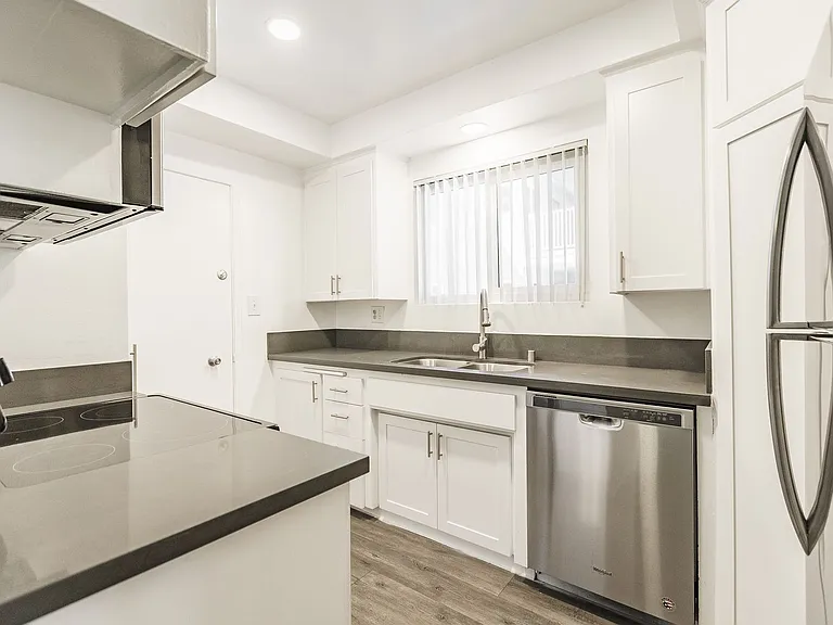 1371 S. Beverly Glen Blvd. — Photo 21