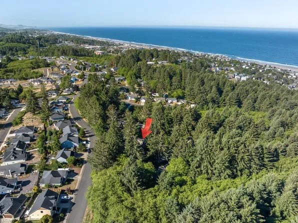 5801 NE Voyage Ave APT 38, Lincoln City, OR 97367