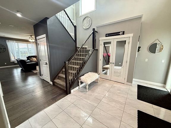 3rd image of 864 Hampshire Cres NE
