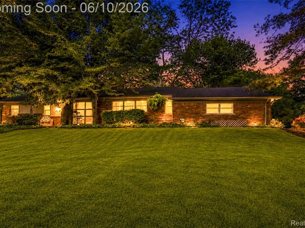 3887 Stonecrest Rd, West Bloomfield, MI 48322