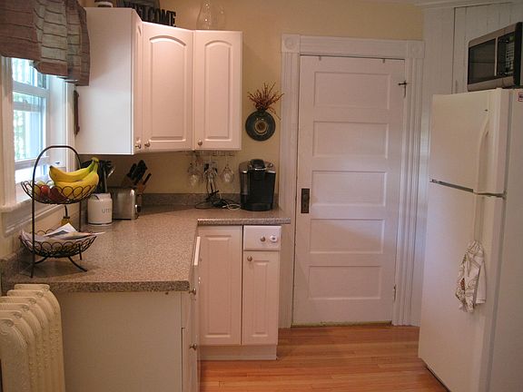 Nice, bright kitchen