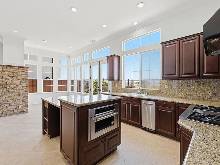 5571 Ocean Terrace Dr — Photo 10