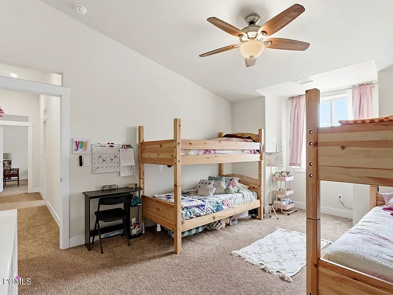 415 E Earl St — Photo 44