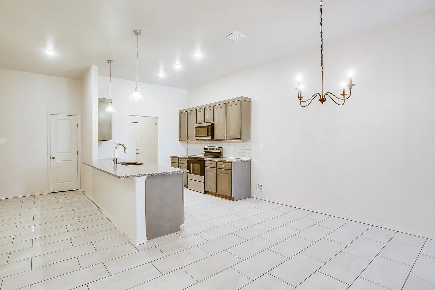 3 bed, 2.0 bath, 1465 sqft, $1,375 — Photo 3