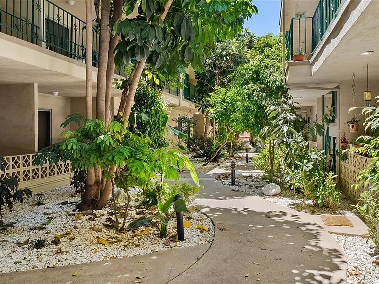 Encino Park West Apartments — Photo 7