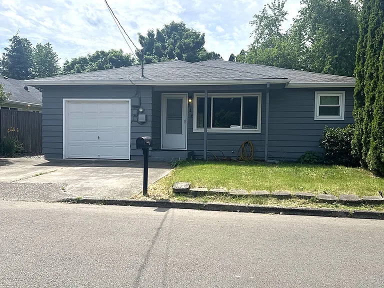 516 NW Forest St — Photo 1