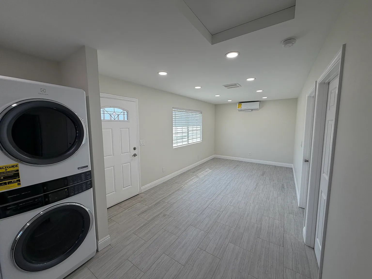 2 bed, 700 sqft, $2,700 — Photo 3
