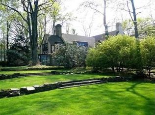 8 Lyman Cir, Shaker Heights, OH 44122