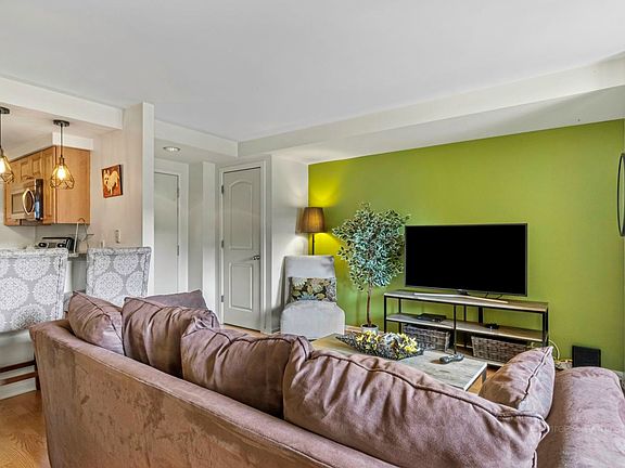 4th image of 40 E 9th St APT 1013