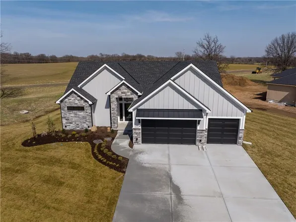 2 Red Fox Cir, Lake Winnebago, MO 64034