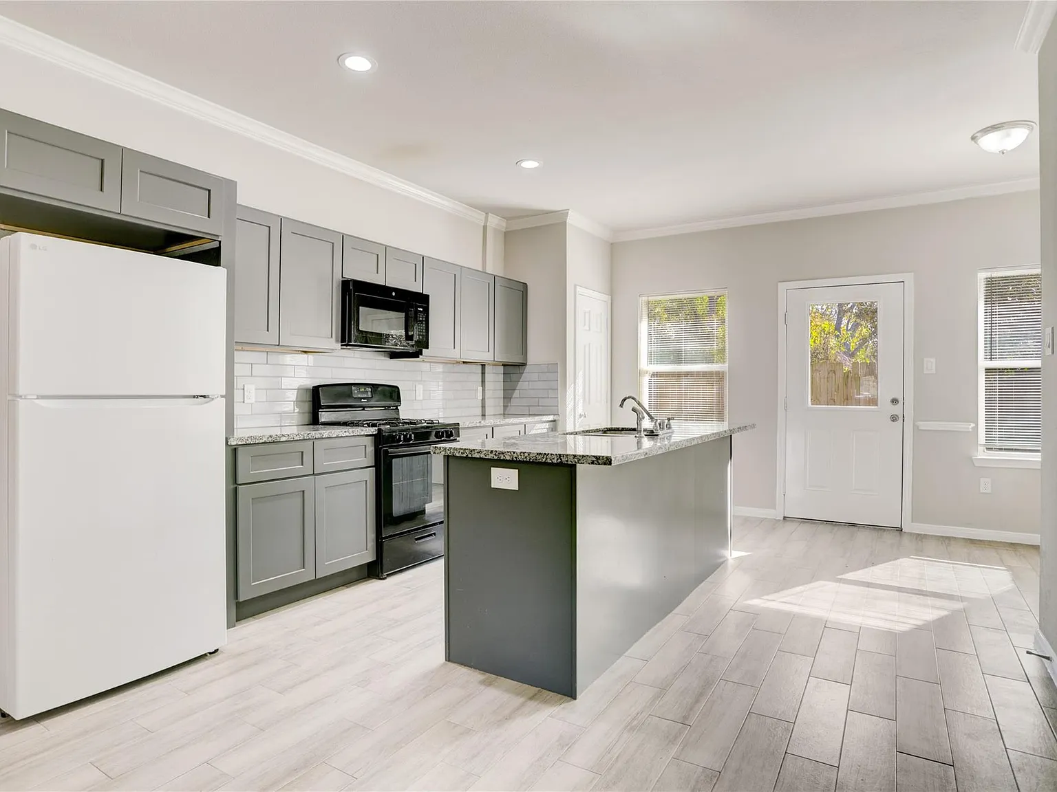 3 bed, 2.5 bath, 2458 sqft, $1,750 — Photo 3