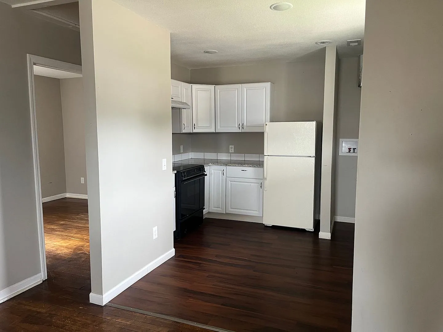 Charming 3 Bedroom 2 Bathroom — Photo 4