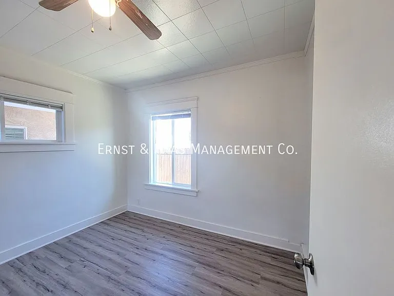 2068 Linden Ave — Photo 16