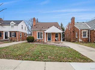 1536 Roslyn Rd, Grosse Pointe Woods, MI 48236