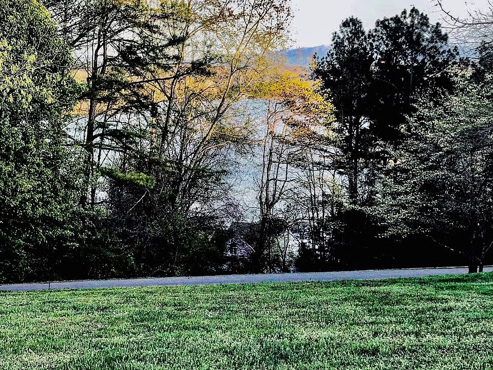 1st image of 379 Parkwood Cir