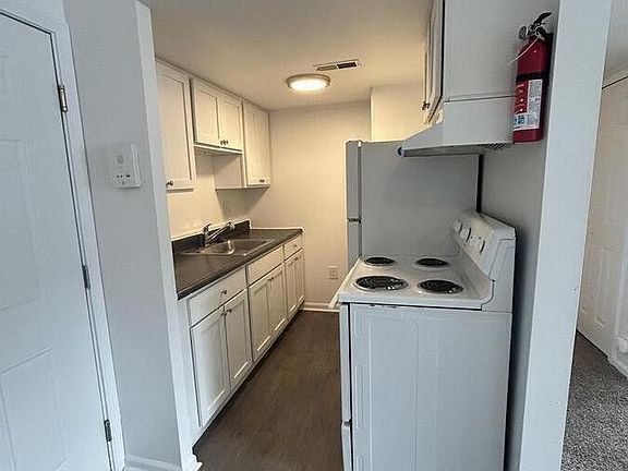3rd image of 721 Green Rd APT 212