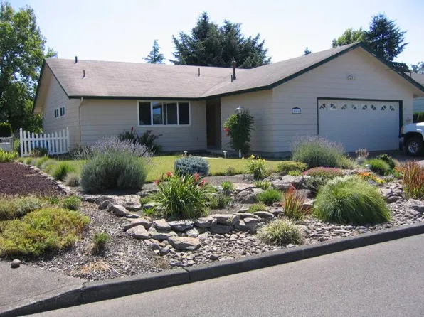 404 S Columbia Dr, Woodburn, OR 97071