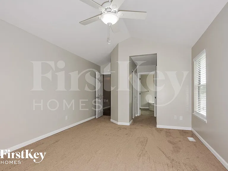 124 Royallsprings Pkwy — Photo 10
