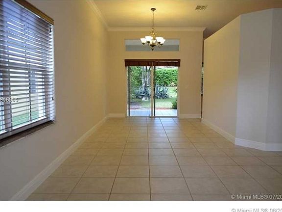 3rd image of 913 Tanglewood Cir