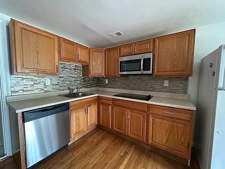 7503 Hogarth St — Photo 2