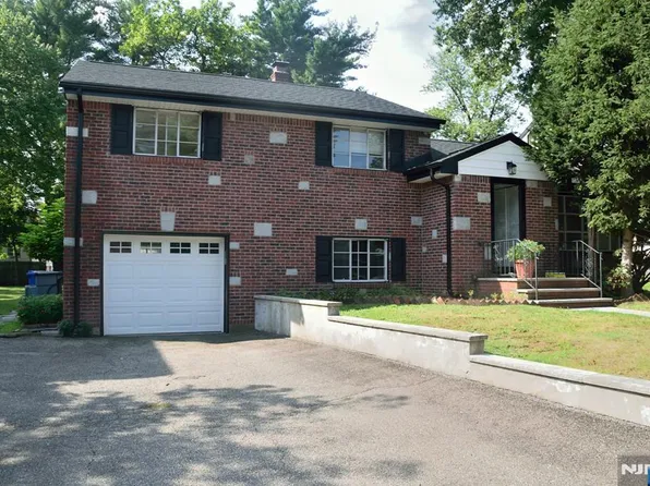 46 Newcomb Rd, Tenafly, NJ 07670