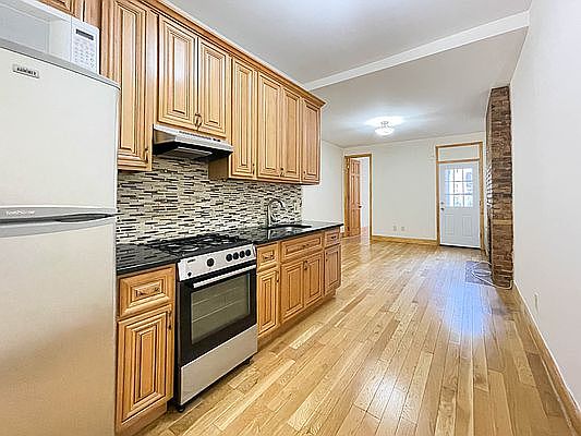 3rd image of 550 Bainbridge St APT 1