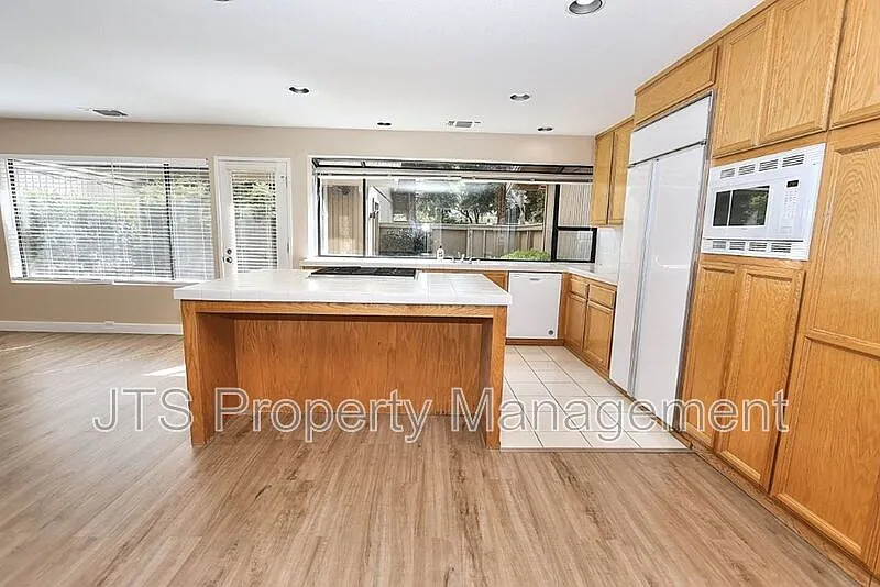 3 bed, 2.5 bath, 2070 sqft, $2,795 — Photo 3