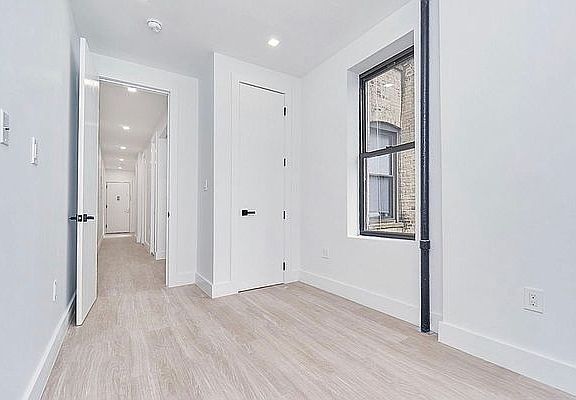 5th image of 586 Lincoln Pl APT 1R