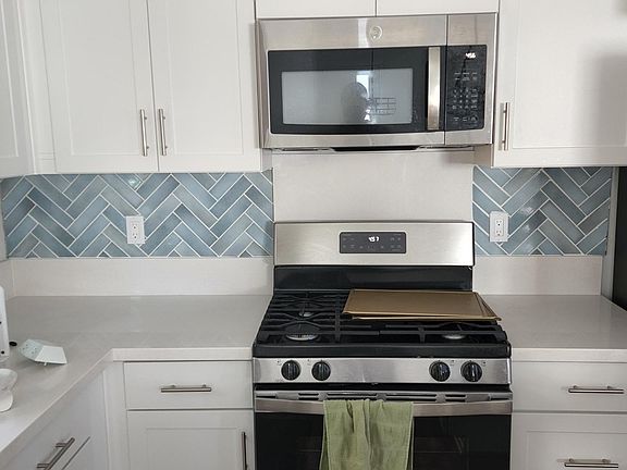 ACTUAL kitchen with new backsplash