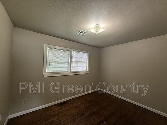 5th image of 1039 E 51st Pl N