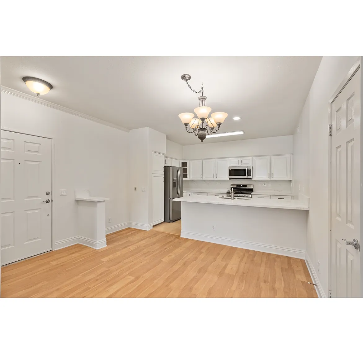 3 bed, 1211 sqft, $4,075 — Photo 3