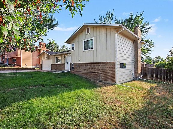 3rd image of 1065 Applewood Dr