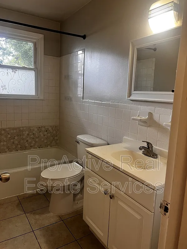 2 bed, 1.0 bath, 826 sqft, $1,350 — Photo 3
