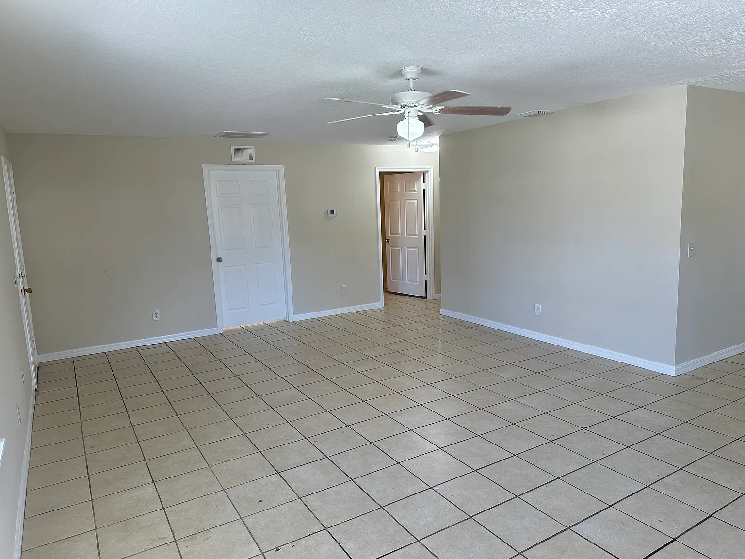 3/1 Duplex ready now. Washer/Dryer hook ups — Photo 4
