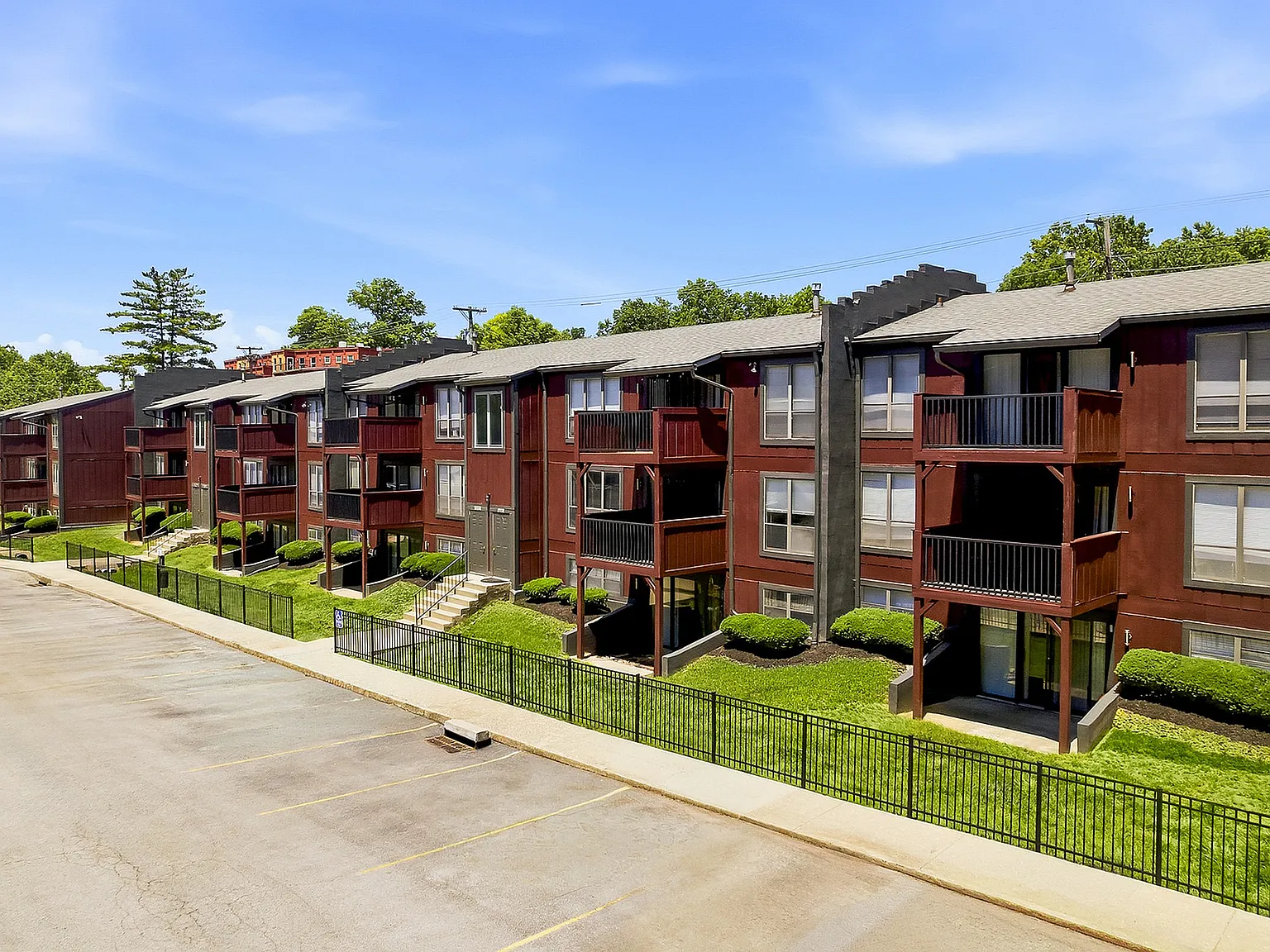 Eagles Eyrie Apartments — Photo 1