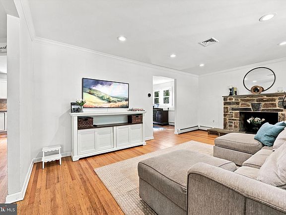 4th image of 649 Midway Ln