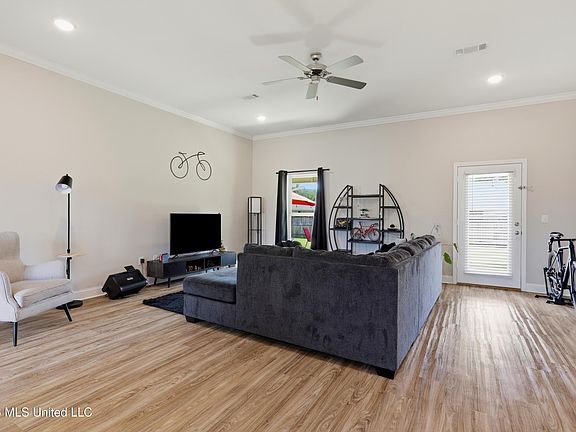5th image of 226 Jasmine Ct