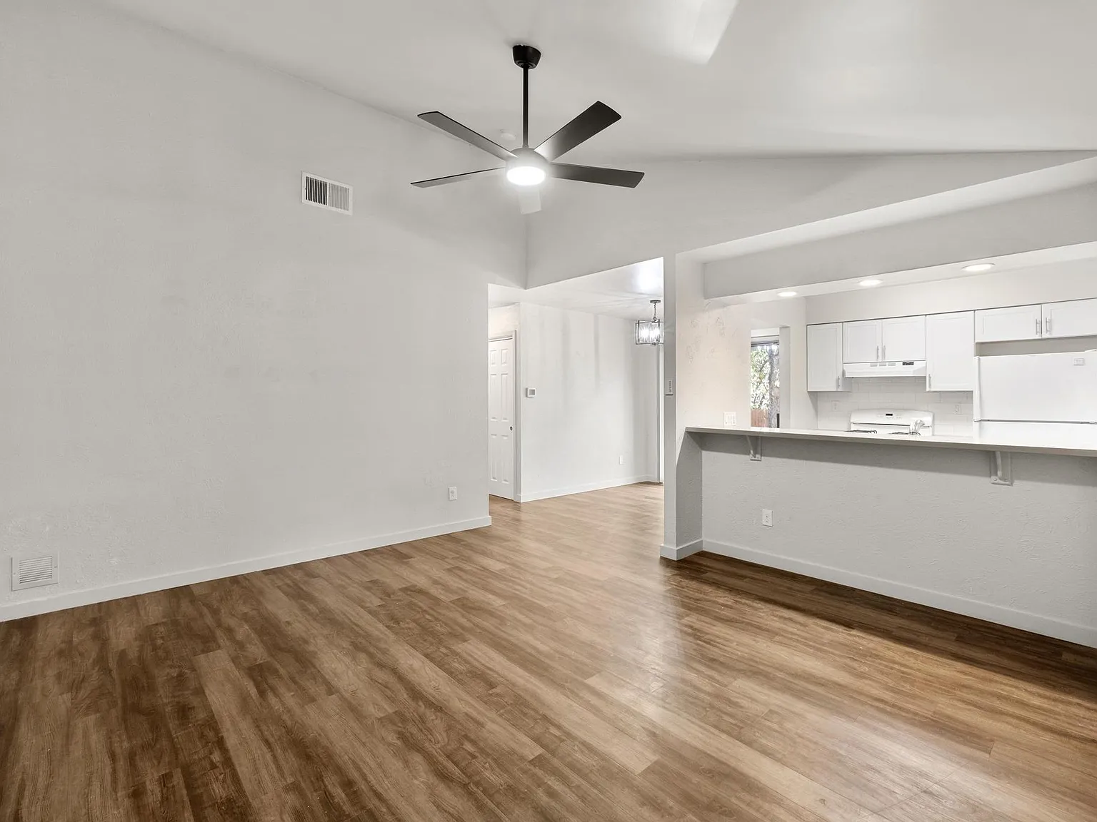 2 bed, 1.0 bath, 2070 sqft, $1,800 — Photo 3