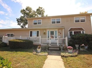 42 Westminster Ln, West Islip, NY 11795